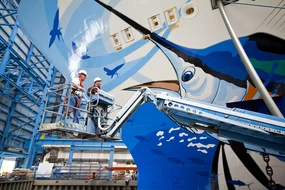 Letzte Arbeiten am Schiff kurz vor dem Ausdocken.
