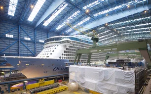 Die Ovation of the Seas in der Halle wenige Tage vor dem Ausdocken.