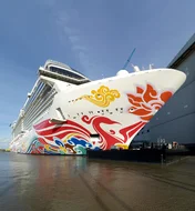 Norwegian Joy am Ausrüstungskai der MEYER WERFT