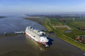 Norwegian Joy auf der Ems.