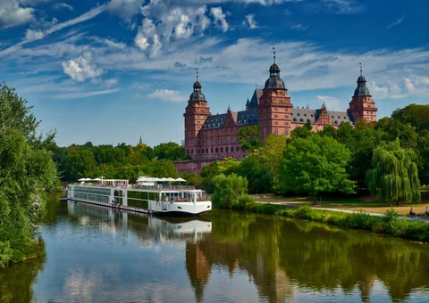 Flusskreuzfahrtschiff auf dem Main