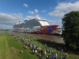 Überführung der Genting Dream
